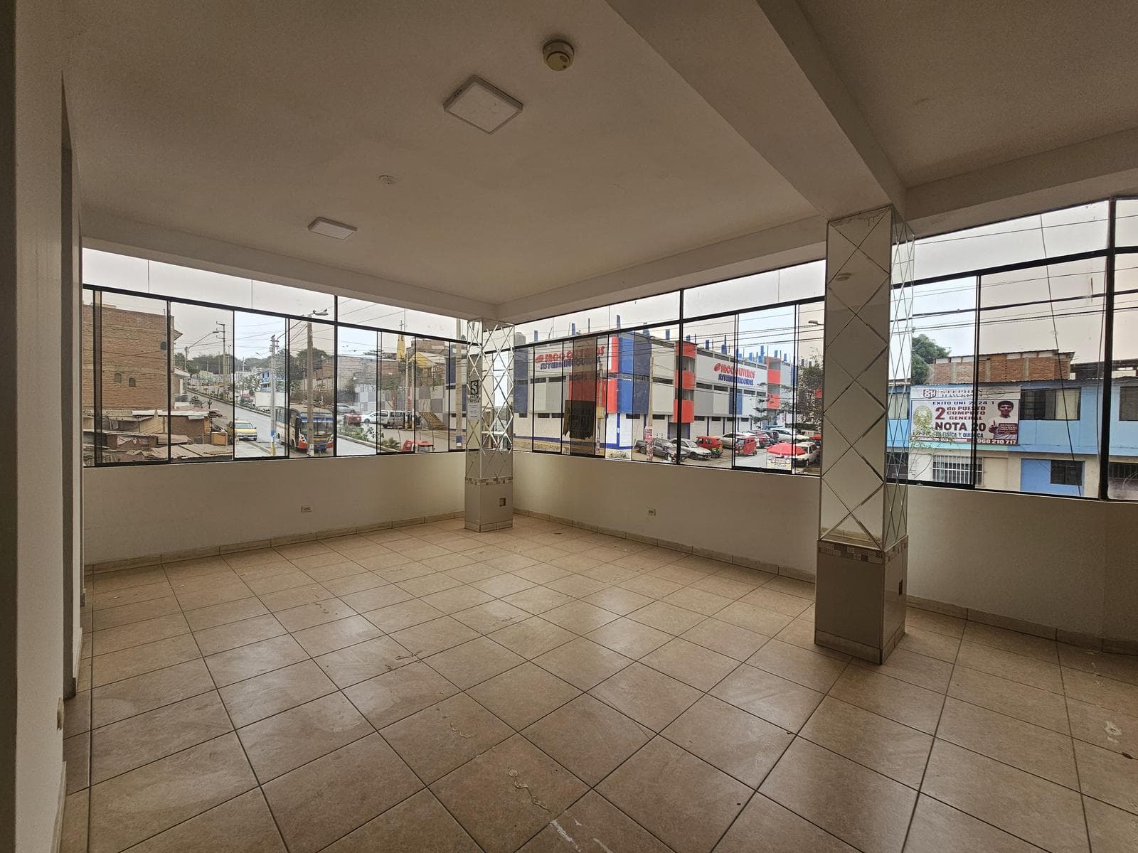 Local en Alquiler en Av Revolución cdra 5 Sec 1 Grp 8 2doPiso 170m2 - 1