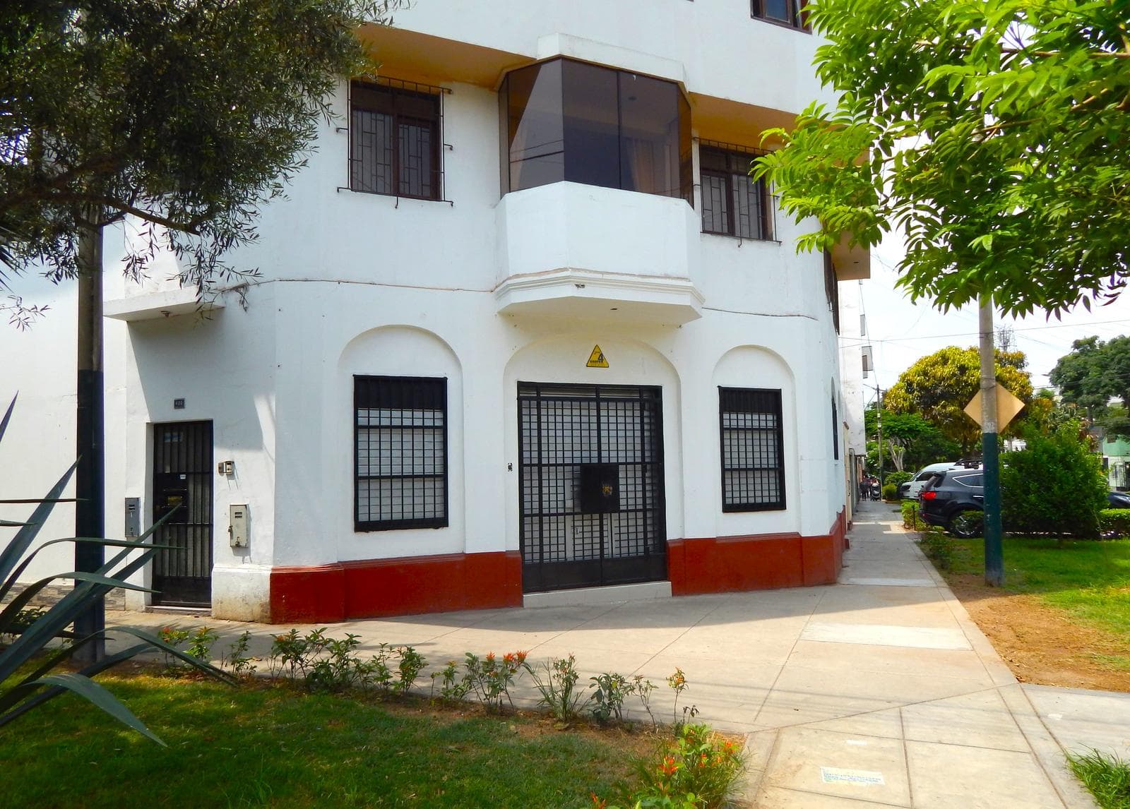 Local comercial en esquina puerta calle, Jesus Maria - 1