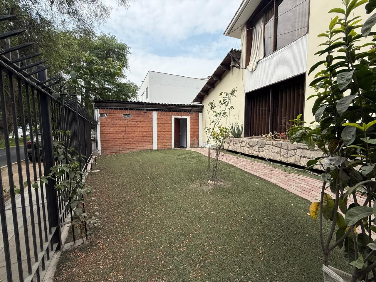 Alquiler Oficinas 140m2 - 4 Estacionamientos a pocos metros Av. Guardia Civil San Borja - 1