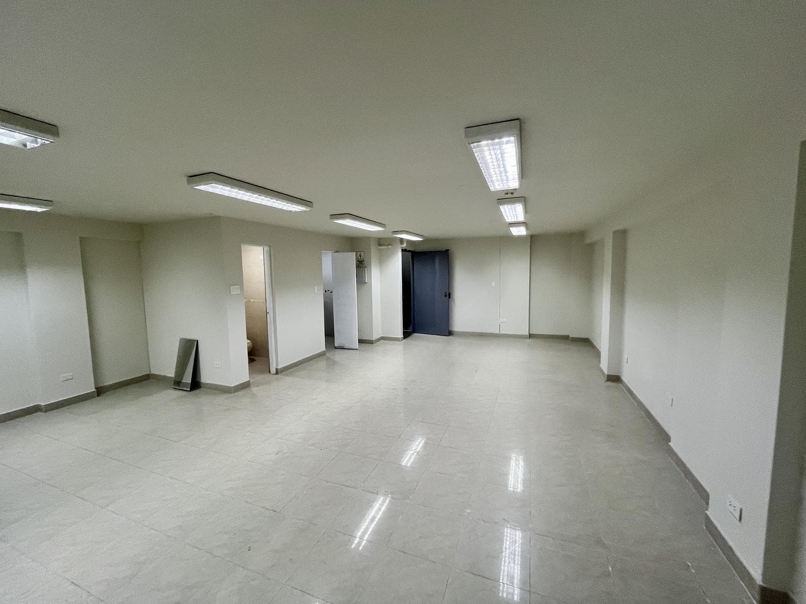 Alquiler Oficina remodelada frente a Rambla 84m2 - Piso 6 - San Borja - Zona estratégica - 1 baño. - 1