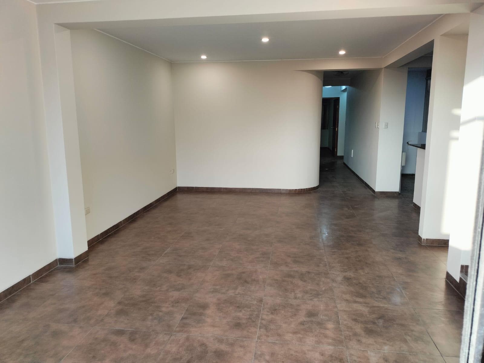 Venta de amplio departamento en Collique - 1