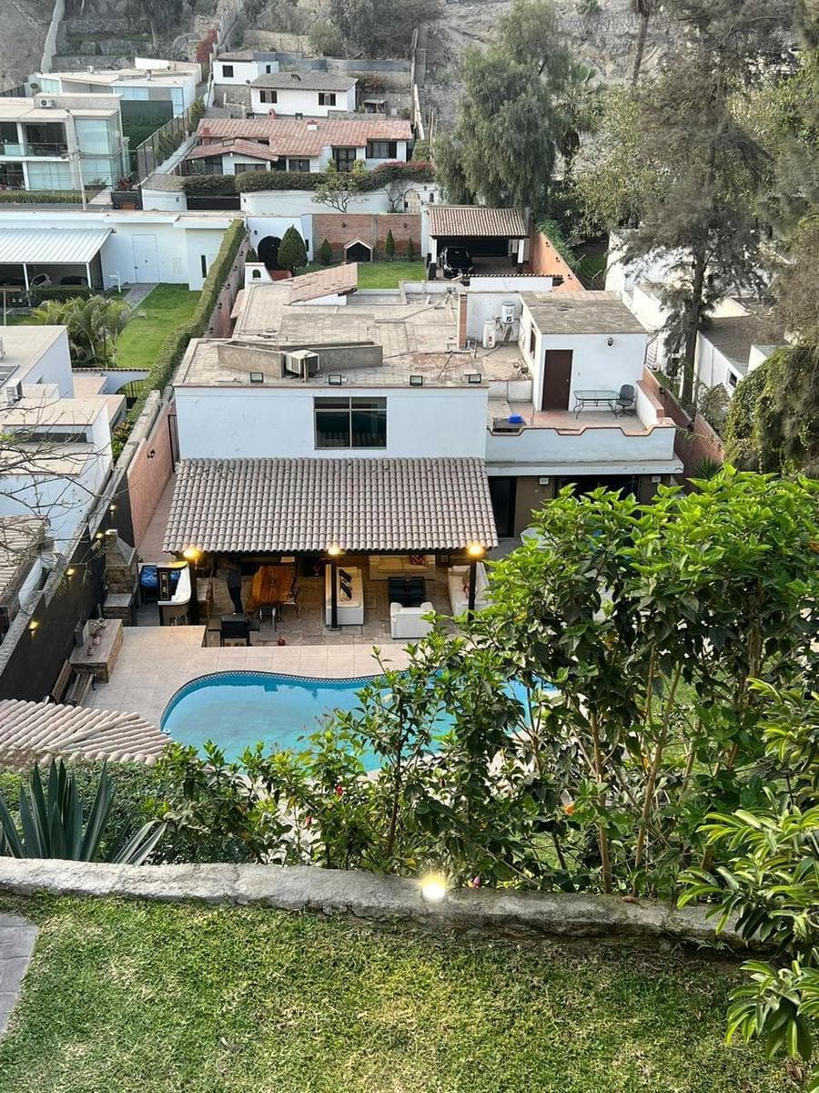 ESPECTACULAR CASA CON PISCINA EN LA PLANICIE - 1