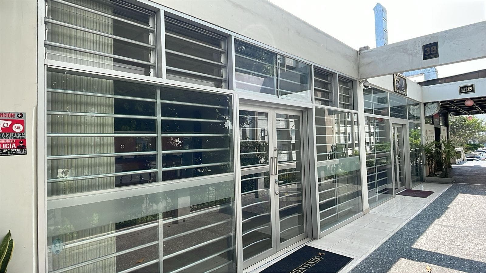 Alquilo Local Comercial en Centro Comercial San Felipe, Piso 2, Tienda 38, Jesús María - 1