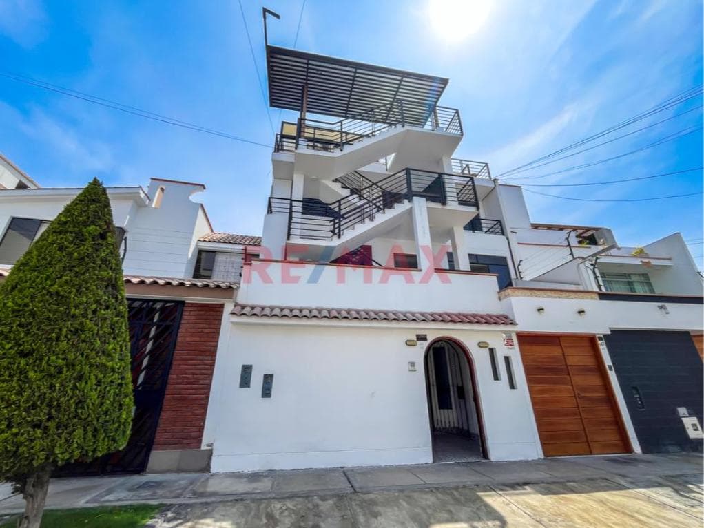 Casa Con 3 Departamentos – Excelente Oportunidad De Inversión - 1