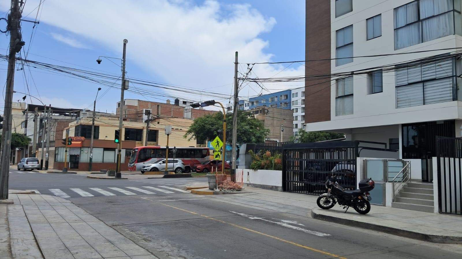 SE VENDE OFICINA PRIMER PISO - Av. Lincoln y Av. Cipriano Dulanto (Pueblo Libre) - 1