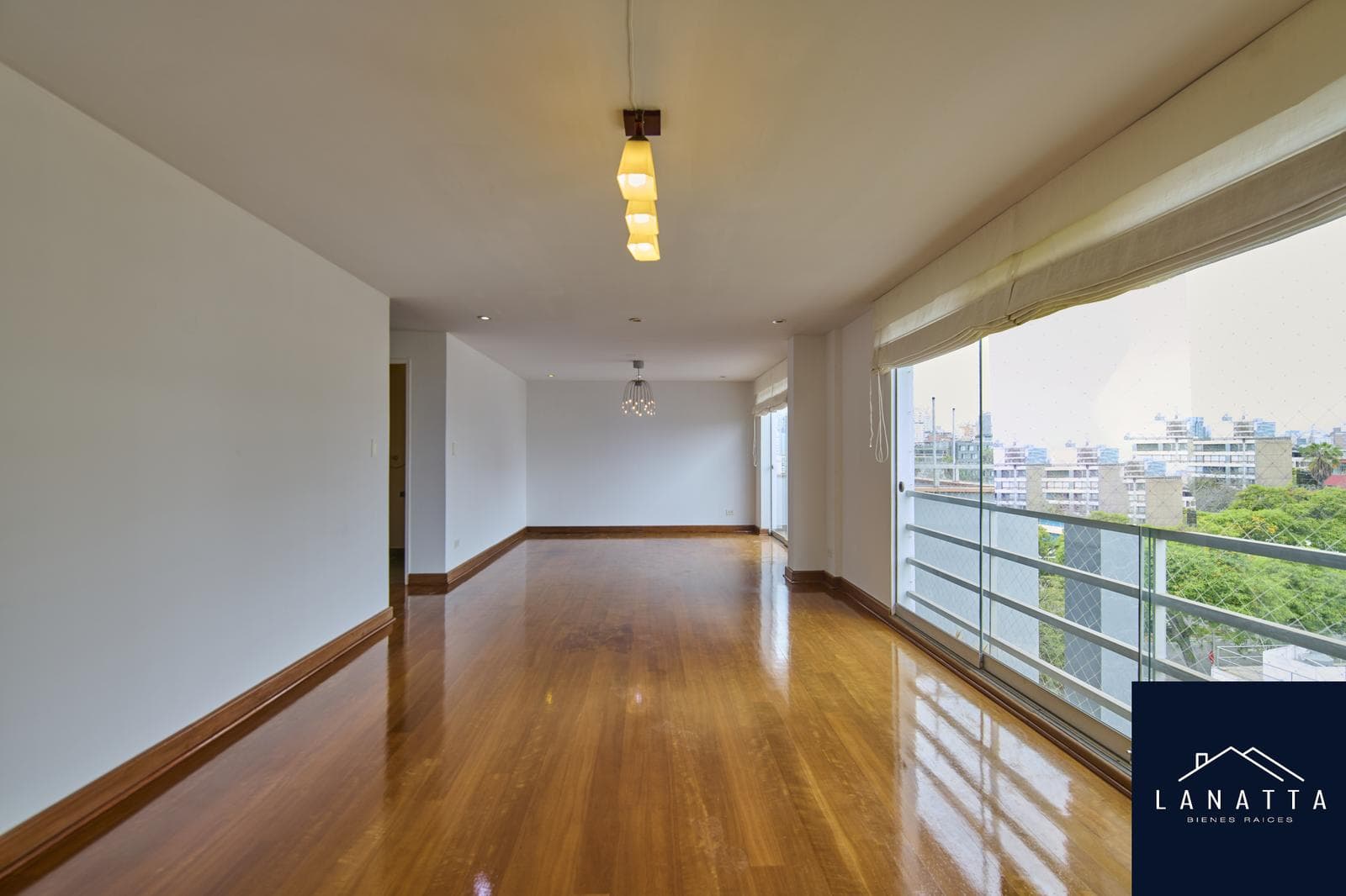 Venta Dúplex Miraflores cerca Colegio Maria Reina 3 dormitorios, 3 baños 2 cocheras, terraza - 1