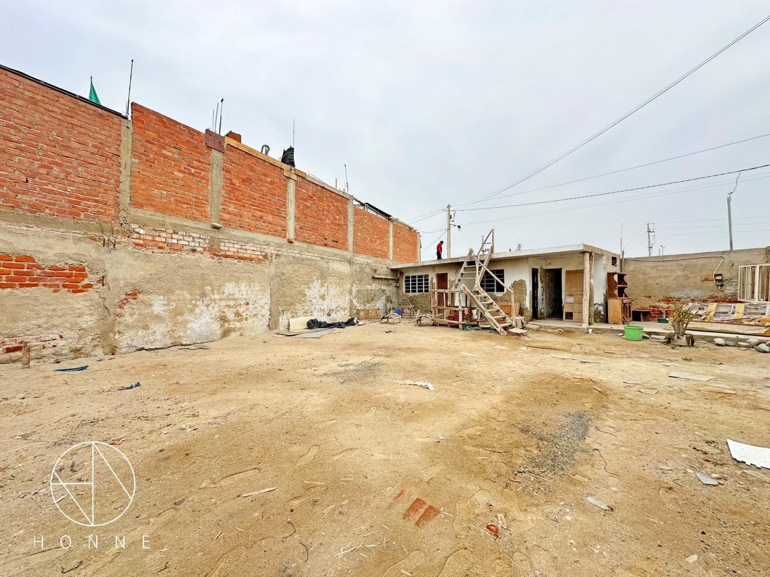 VENTA DE TERRENO CON DOBLE FACHADA 296m2 EN PUNTA HERMOSA - 1