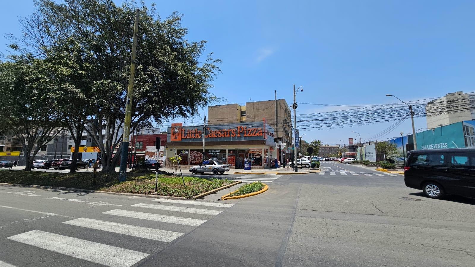 ALQUILER LOCALES COMERCIALES CON AREA TOTAL 222M2 Y 04 COCHERAS - 1