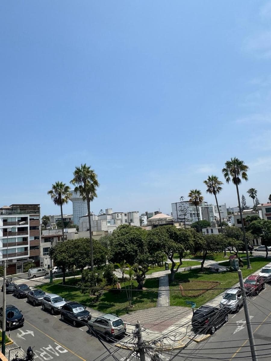 Casa de 200 m² con parámetros para 4 pisos en Surco – Excelente ubicación - 1