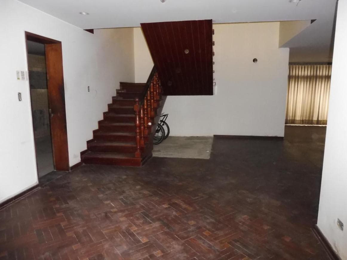 ¡Gran Oportunidad: Casa como terreno en Santiago de Surco! - 1