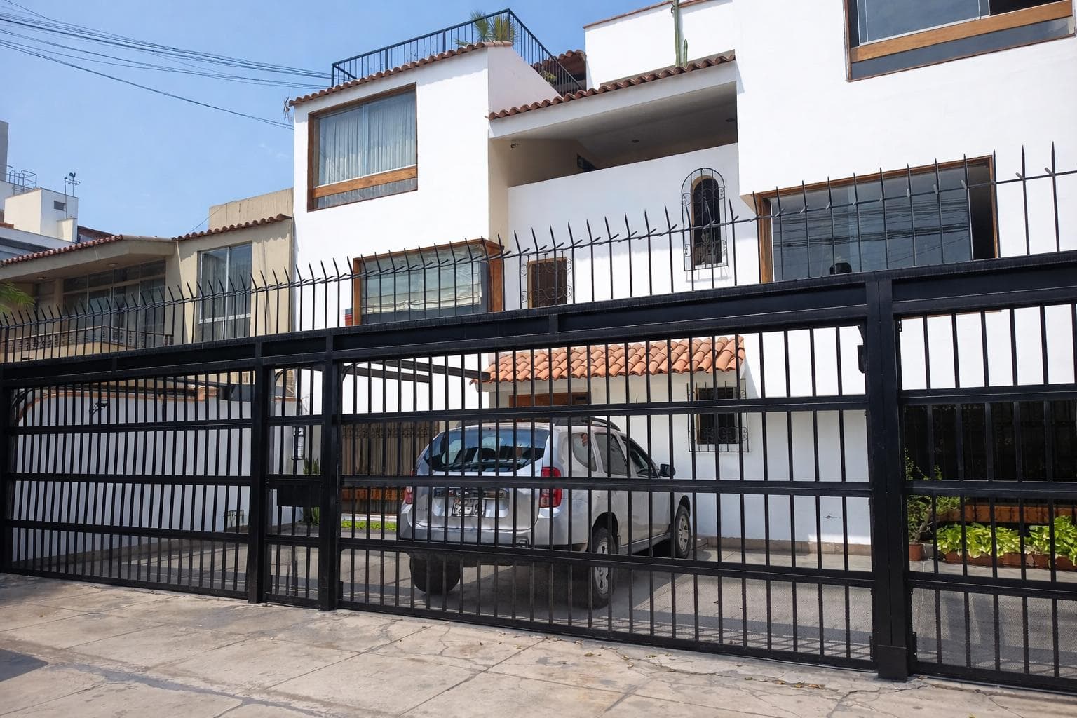 Vendo departamento remodelado en primer nivel con terraza – Urb. Higuereta! - 1