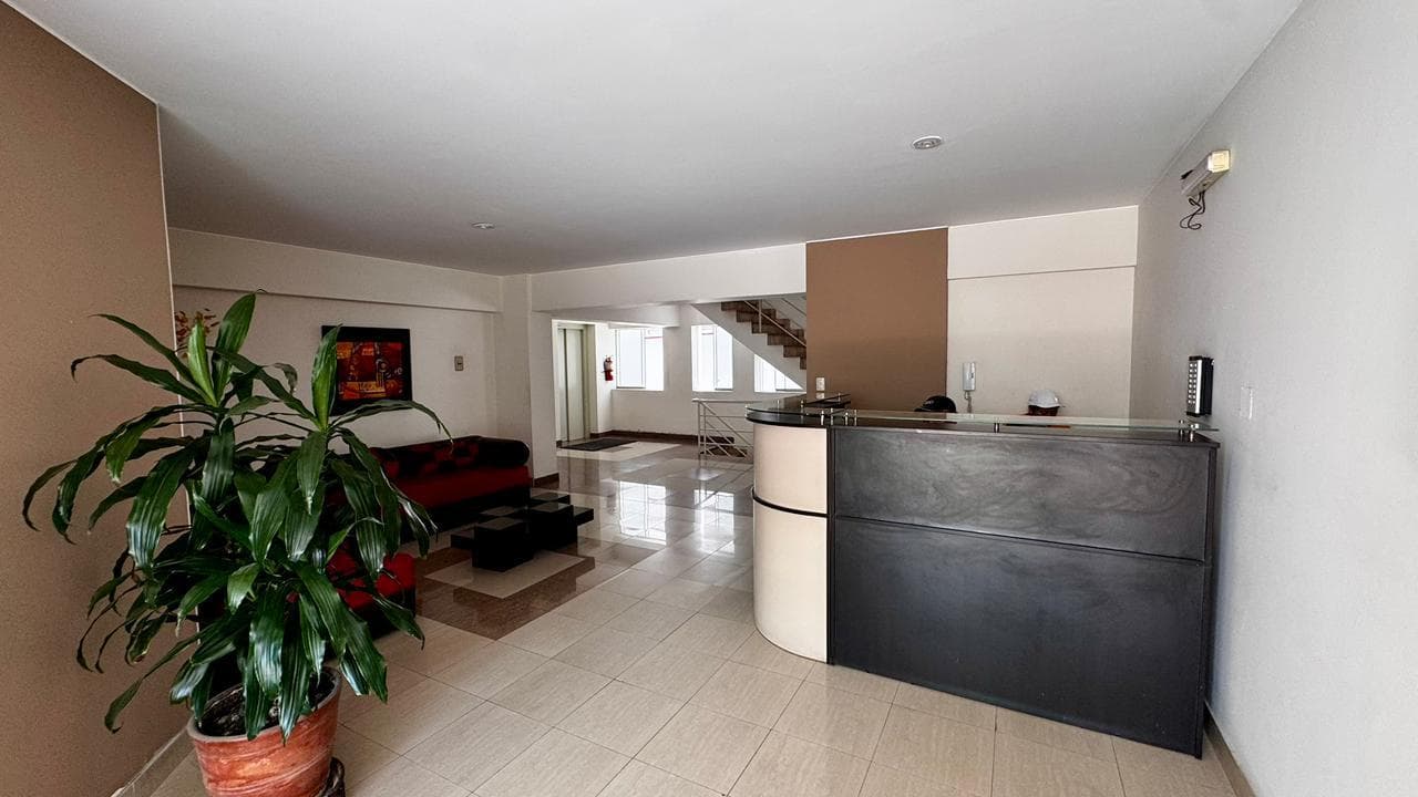 Amplio Departamento en Alquiler con Terraza 2 Cocheras - 1