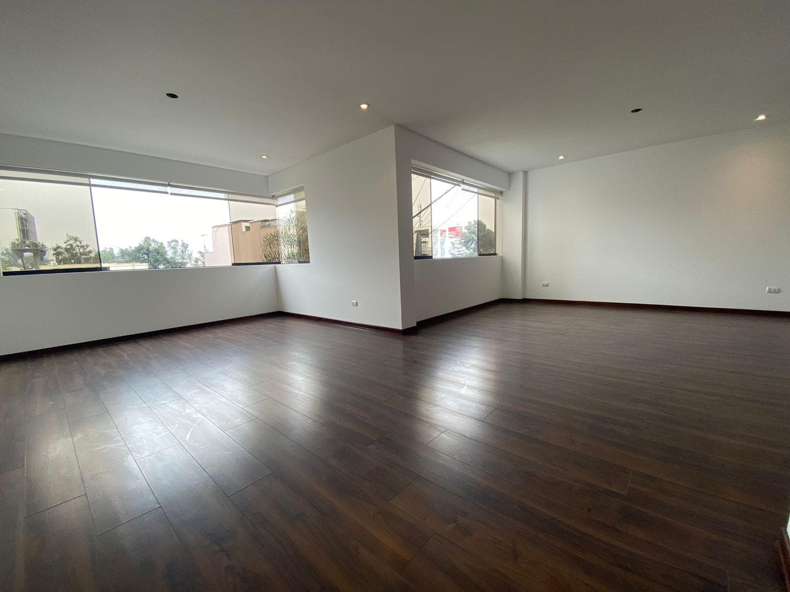 ALQUILER DE AMPLIO DEPARTAMENTO A UN PASO DEL PENTAGONITO - 1