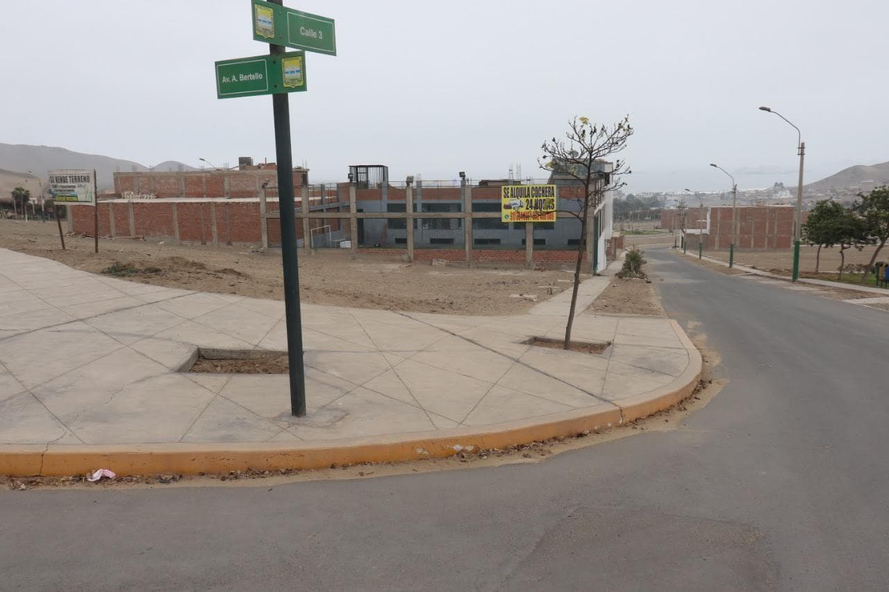 Terreno en esquina en Santa Rosa - Frente a parque y cerca a playa - Precio de ocasión - 1