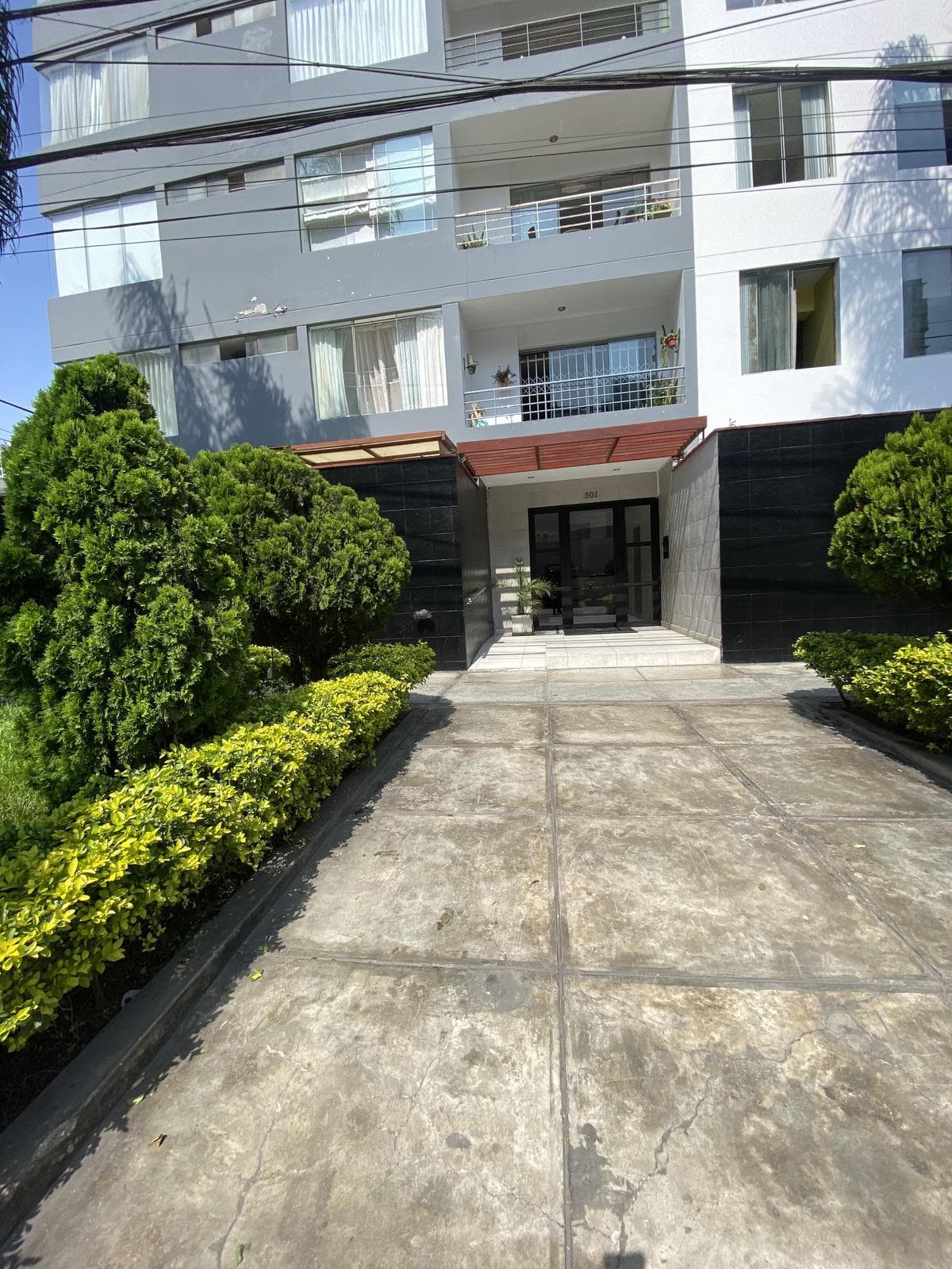 Departamento En Alquiler En Flora Tristán | Límite San Isidro | Cochera | Seguridad 24/7 - 1