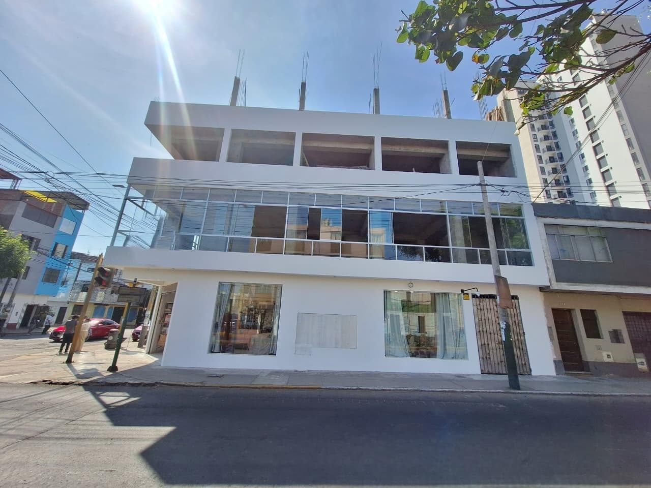 POSICIONA TU MARCA EN LA ESQUINA MÁS ESTRATÉGICA DE LINCE - 1