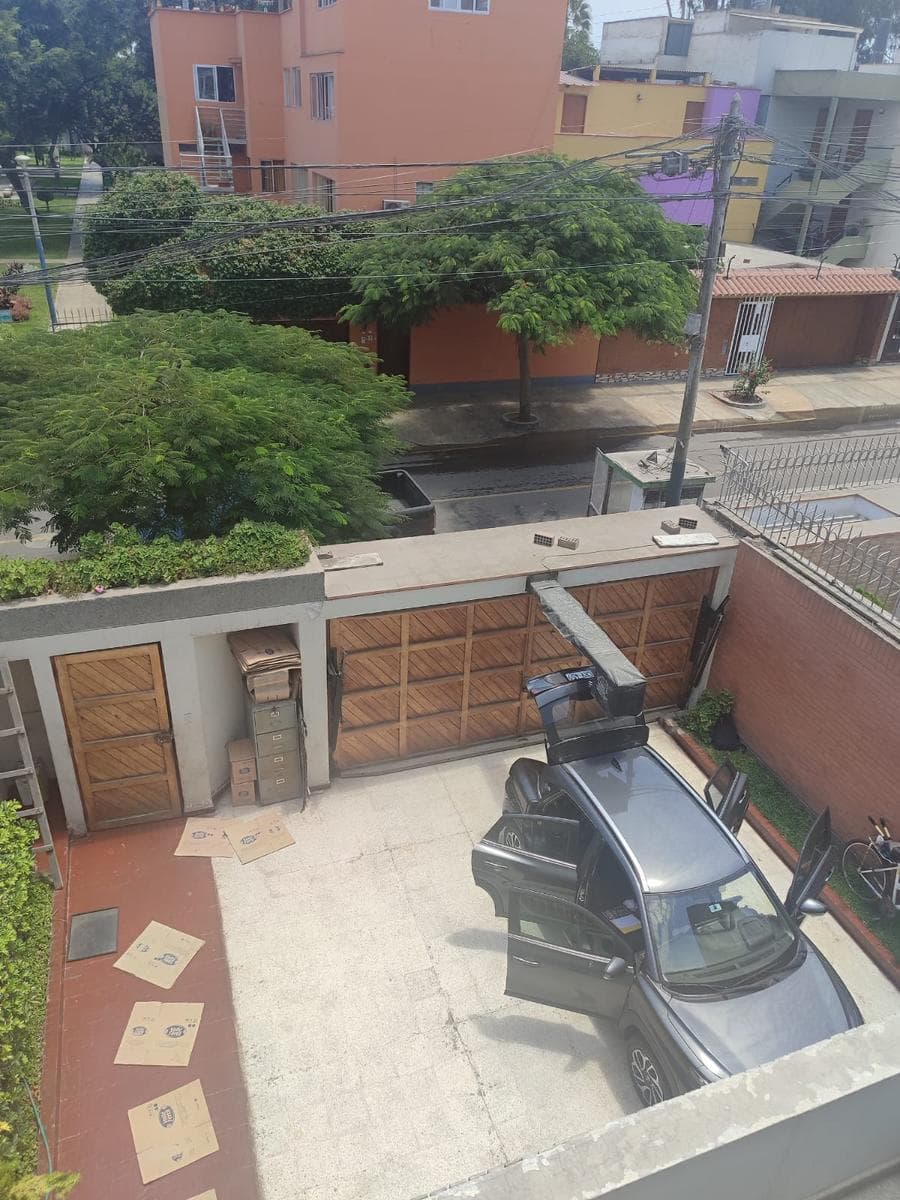 Venta Casa de 2 pisos con dos cocheras -Surco - 1