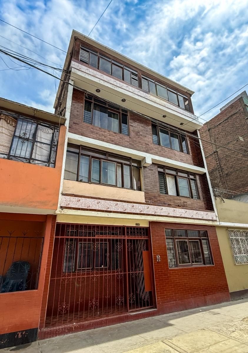 Se Vende Casa De 4 Pisos Más Azotea Con Ingreso Independiente. - 1