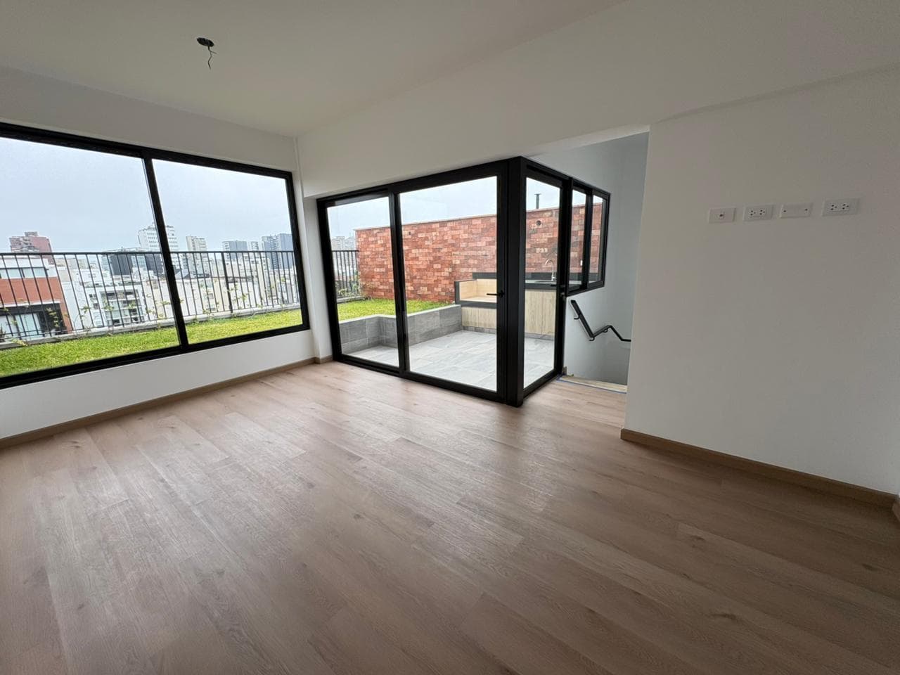 Venta Dúplex 3 dorm., cuarto de servicio y amplia terraza - 1