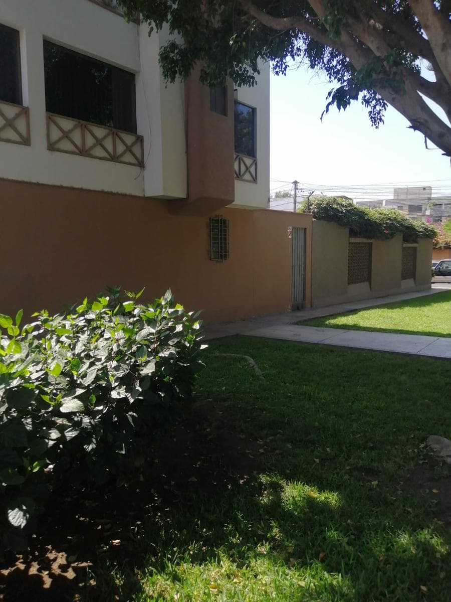 Departamento Urb. Las Gardenias, 1er. piso, 3 dorm. 1 cochera - 1