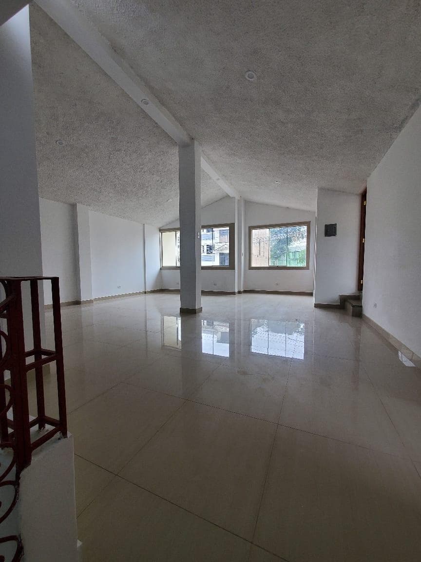 Venta de Casa Remodelada en Villa Sol - 1