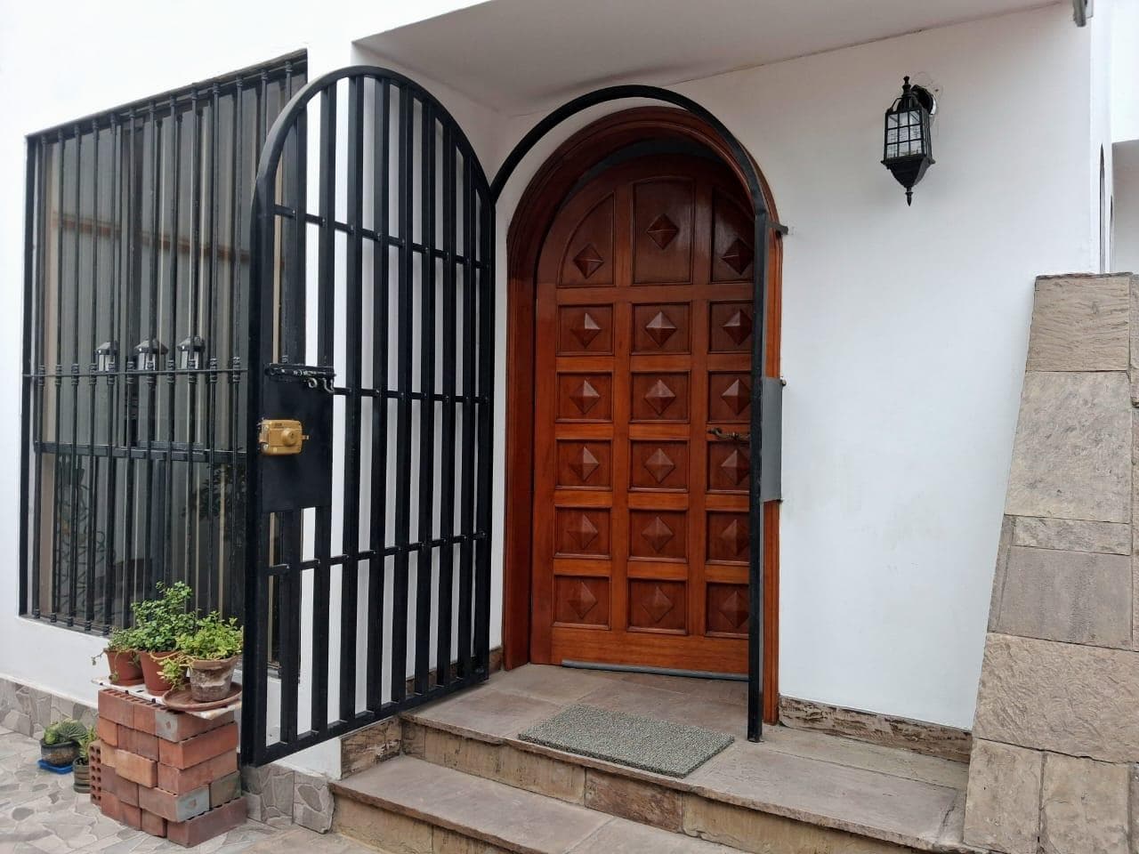 CASA EN ALQUILER DE 160MT- PARA USO DE CONSULTORIOS, OFICINAS O VIVIENDA. - 1