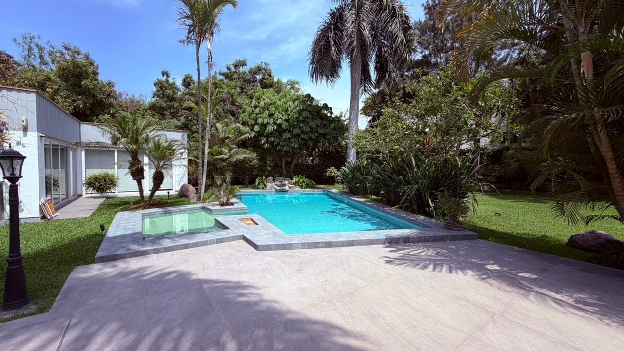 HERMOSA RESIDENCIA DE 2515 MT2 EN CASUARINAS - 1