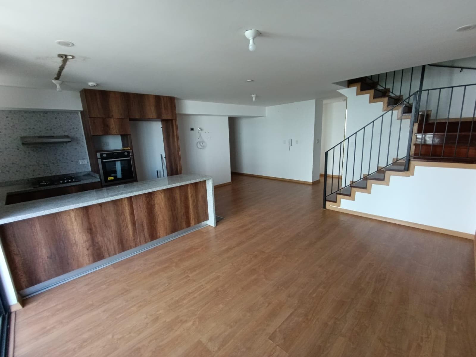 Vive en Surco con la comodidad de un departamento amplio + azotea privada - 1