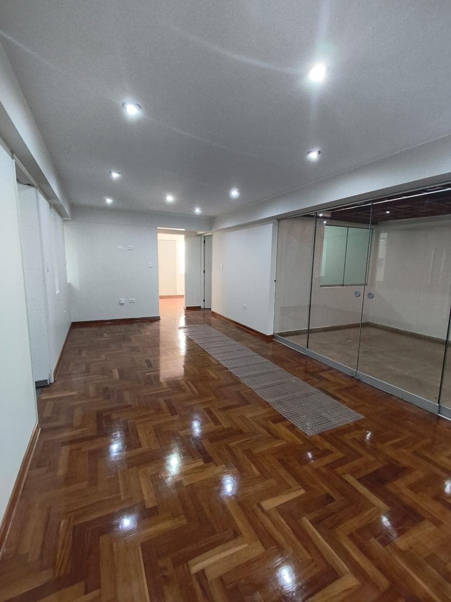 Amplio Departamento en Primer Piso en Surco con Cochera Incluida - 1