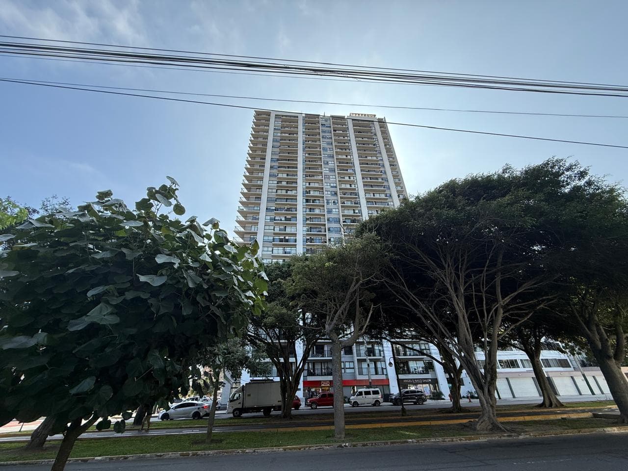 Alquiler De Departamento Semi Amoblado Con Vista Panorámica en San Isidro - 1