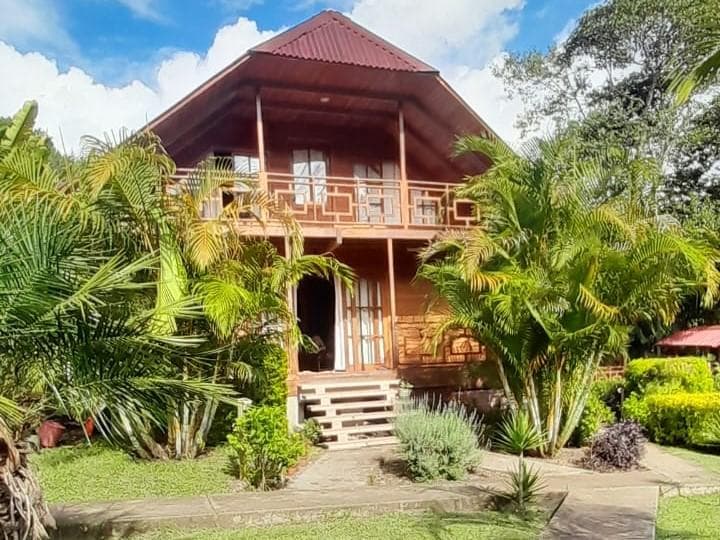 Se Vende Hospedaje de 2,000 m2 Auto Sostenible en Oxapampa Perú - 1