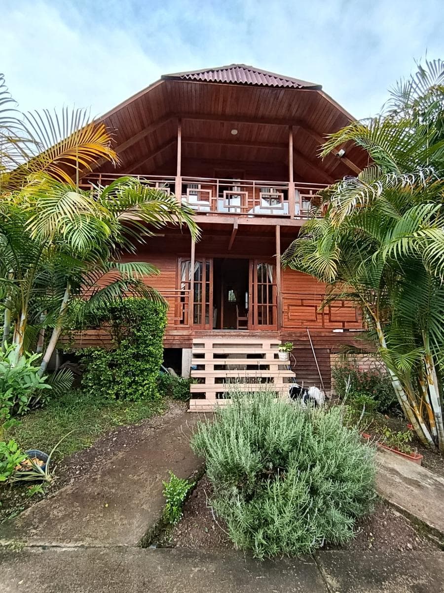 Se Vende Hospedaje de 2,000 m2 Auto Sostenible en Oxapampa Perú - 1