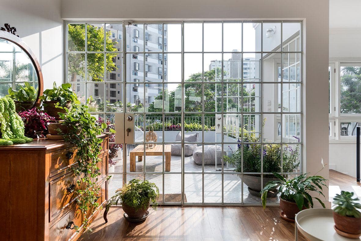 CASA DE DISEÑO CON TERRAZA EN VENTA EN MIRAFLORES A PASOS DEL MALECON - 1