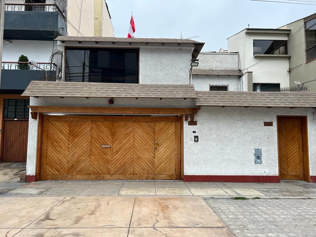 Casa Exclusiva En Barranco Límite Miraflores Y Surco . Ubicación estratégica y espaciosa - 1
