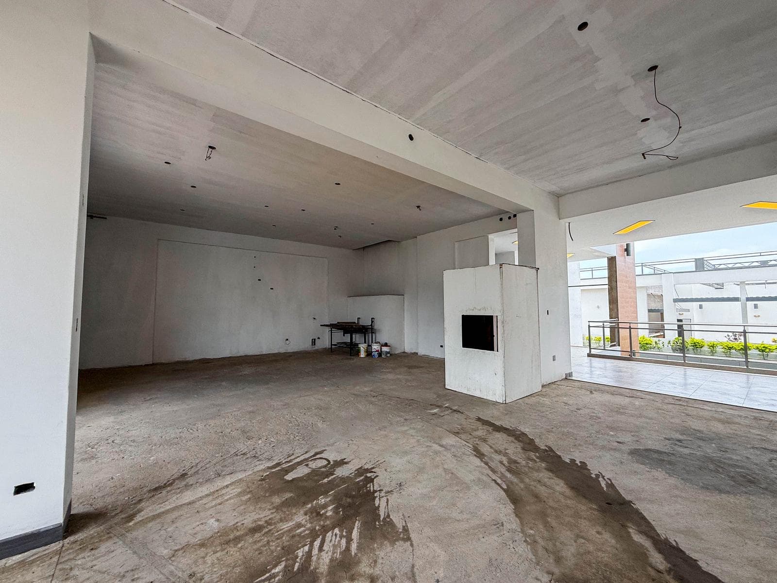 SE ALQUILA LOCAL COMERCIAL EN MODERNO EDIFICIO COMERCIAL EN LOS OLIVOS - 1