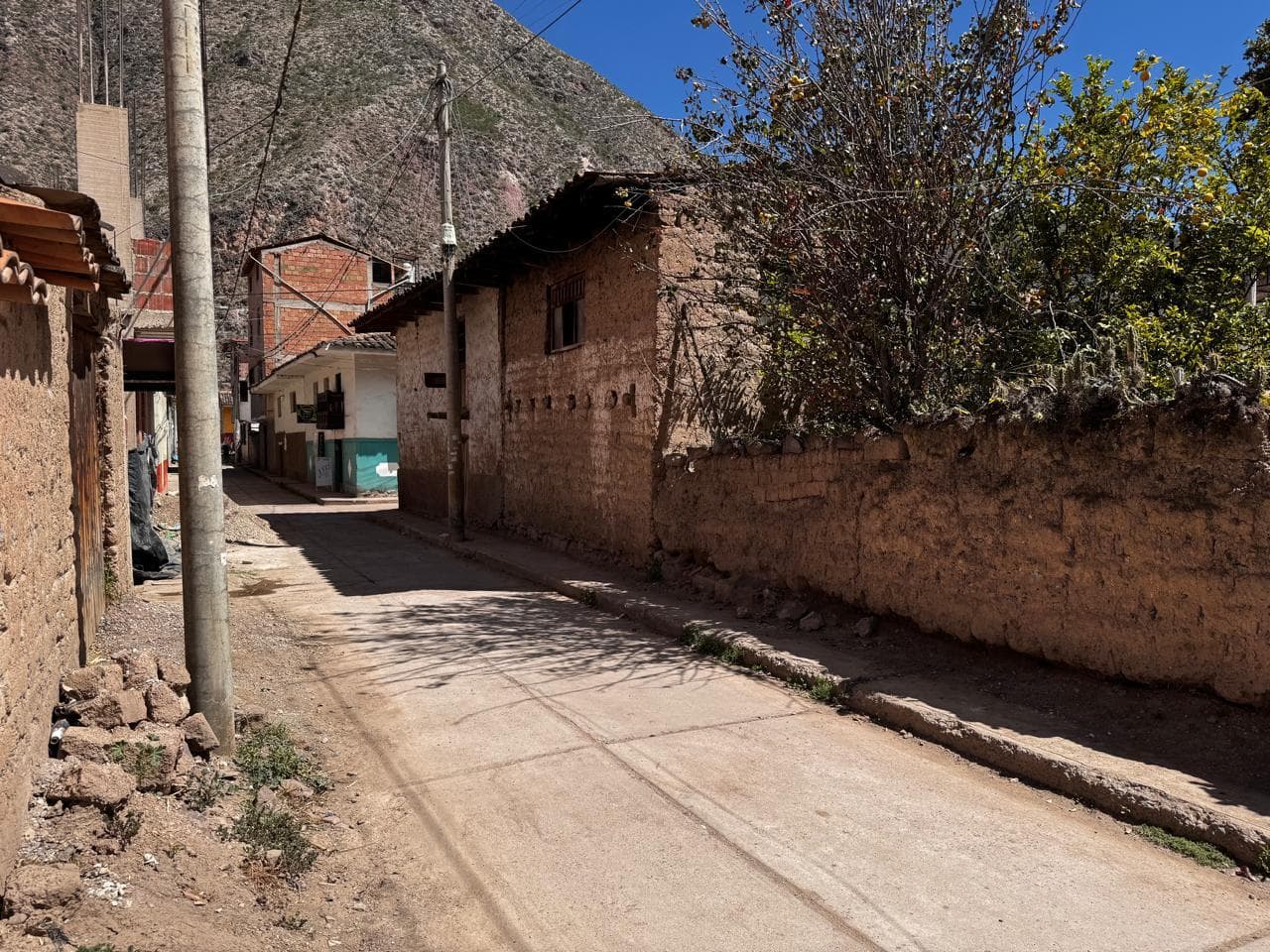 CASA COMO TERRENO EN ESQUINA DETRAS DE LA MUNICIPALIDAD DE YUCAY - 1
