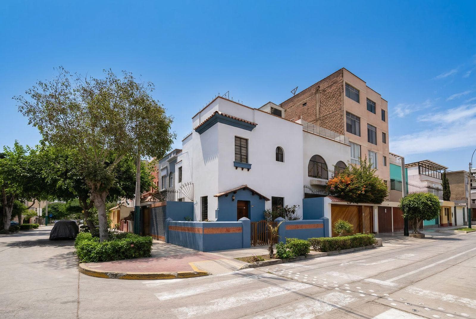 CASA EN ESQUINA EN VENTA MAGDALENA NUEVA - 1