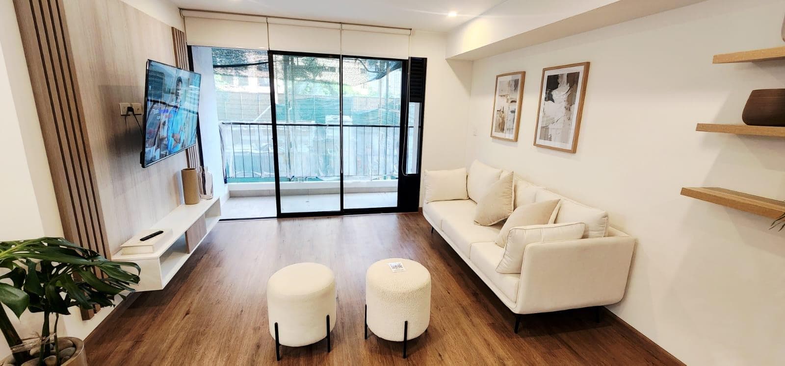 Departamento flat de 4 dormitorios con doble vista externa en San Isidro - 1