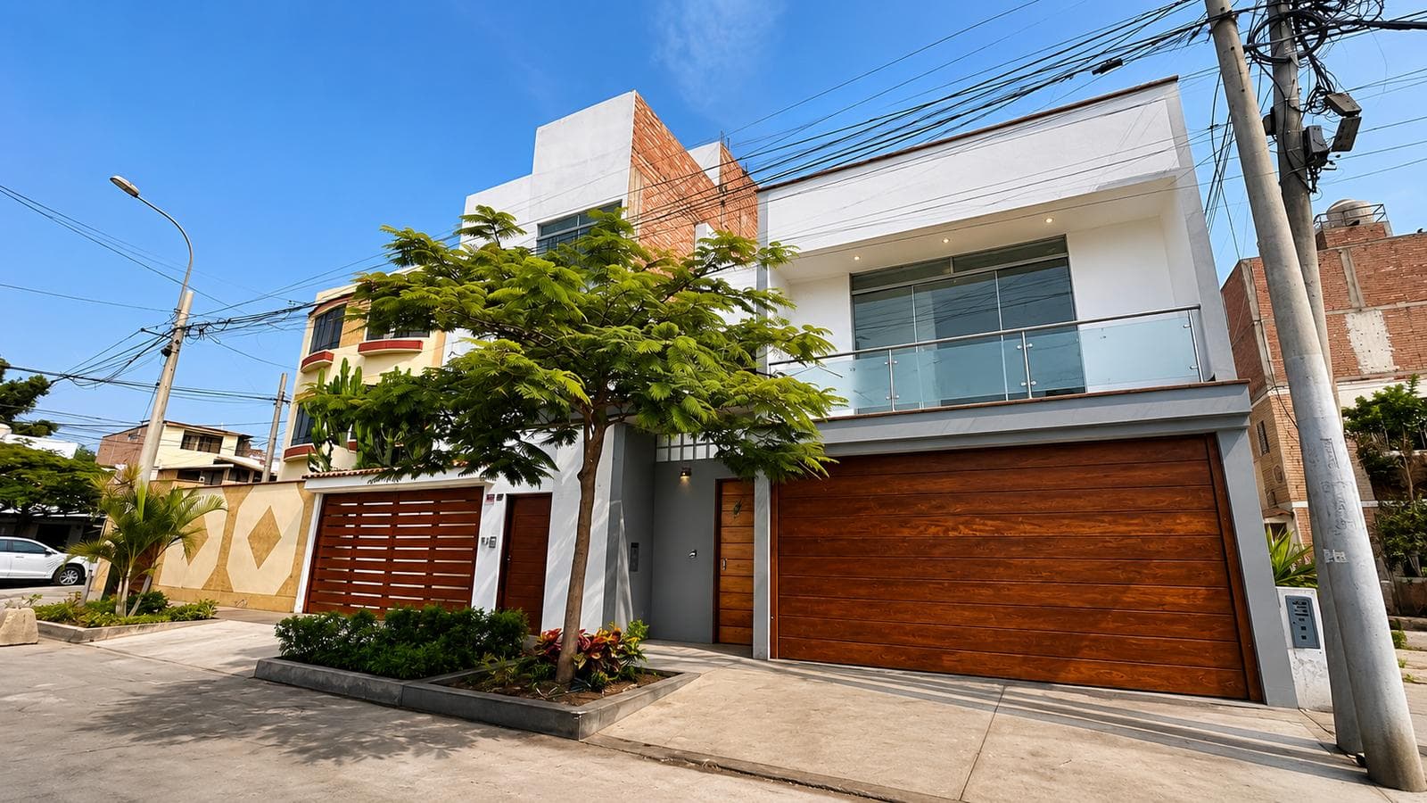 AMPLIA CASA DE TRES PISOS EN VENTA – LOS CEDROS, CHORRILLOS - 1