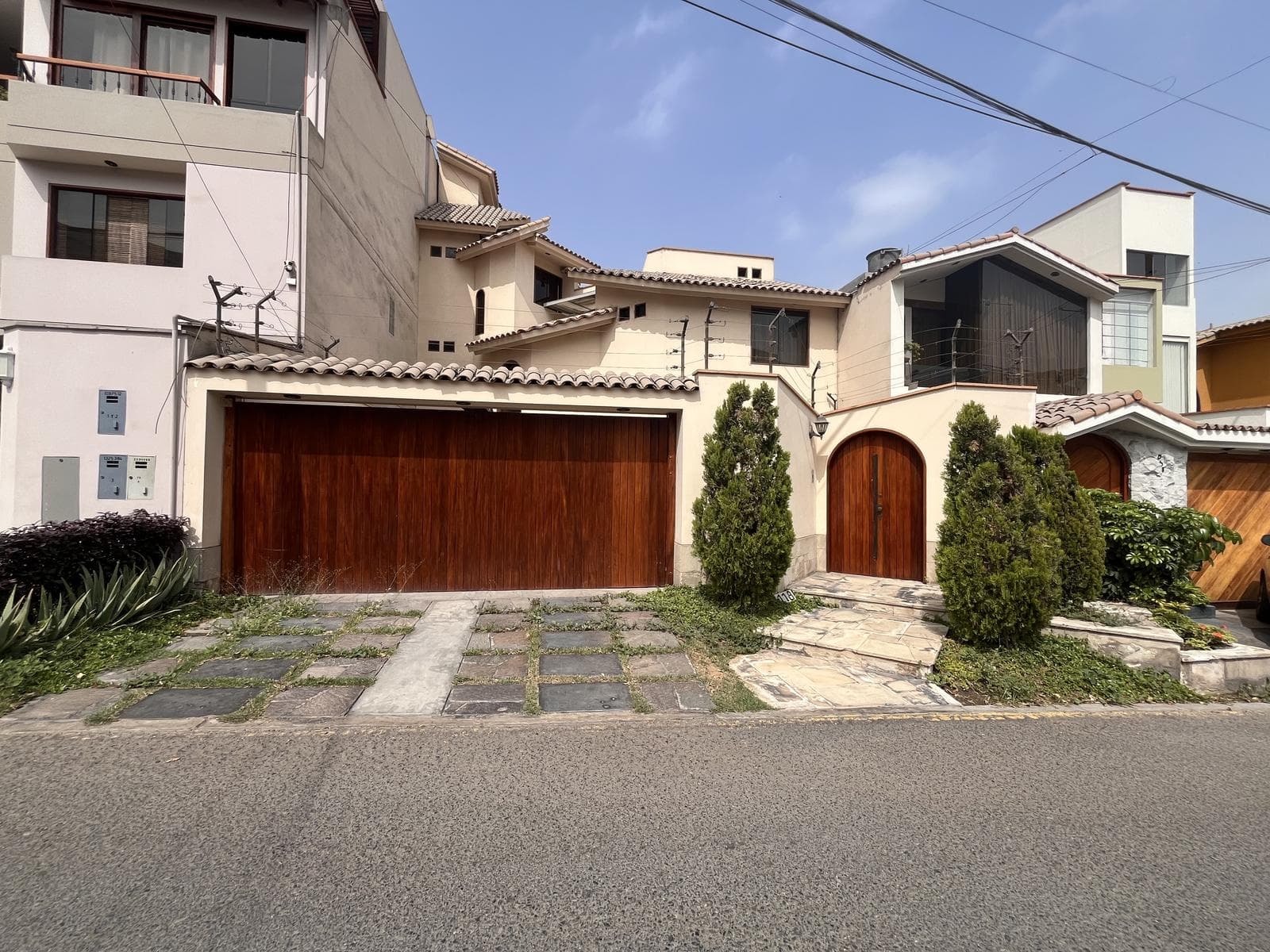 Hermosa Casa Iluminada de 3 pisos - 1