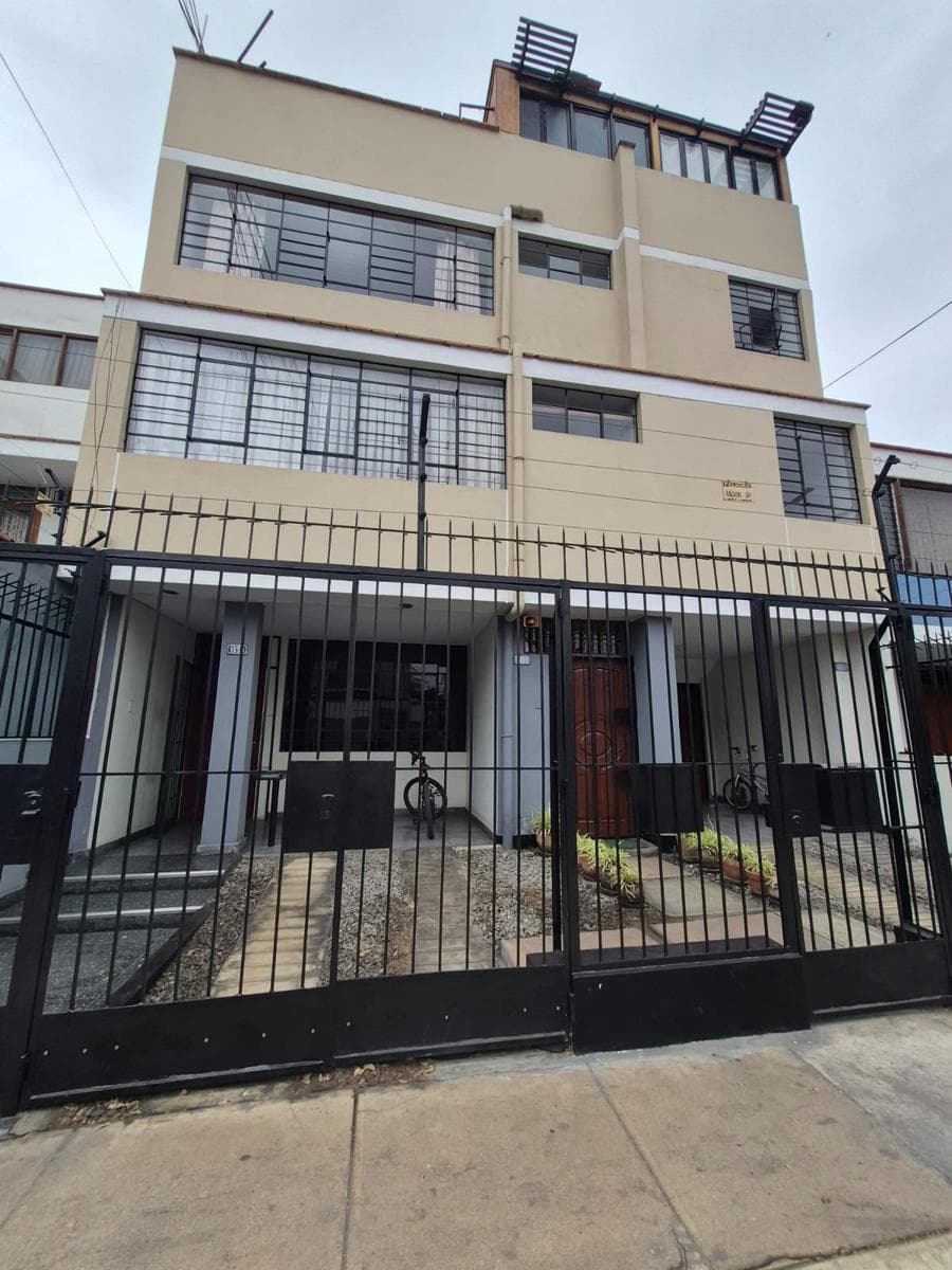 ALQUILER DE AMPLIO DEPARTAMENTO CON COCHERA - PUEBLO LIBRE - 1
