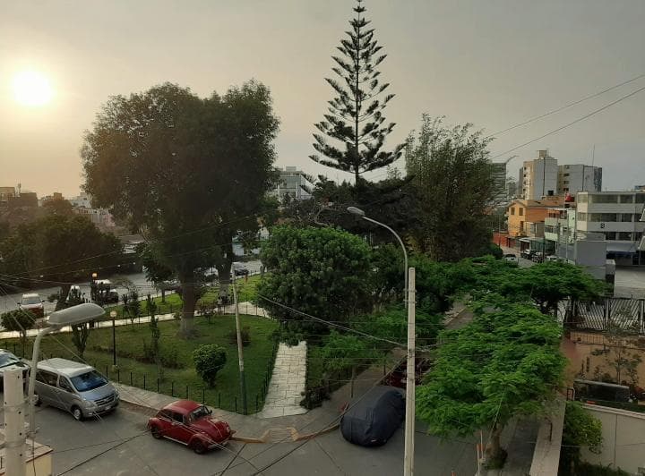 Alquilo Dpto. precio incluye servicios frente a parque en Pueblo Libre - 1
