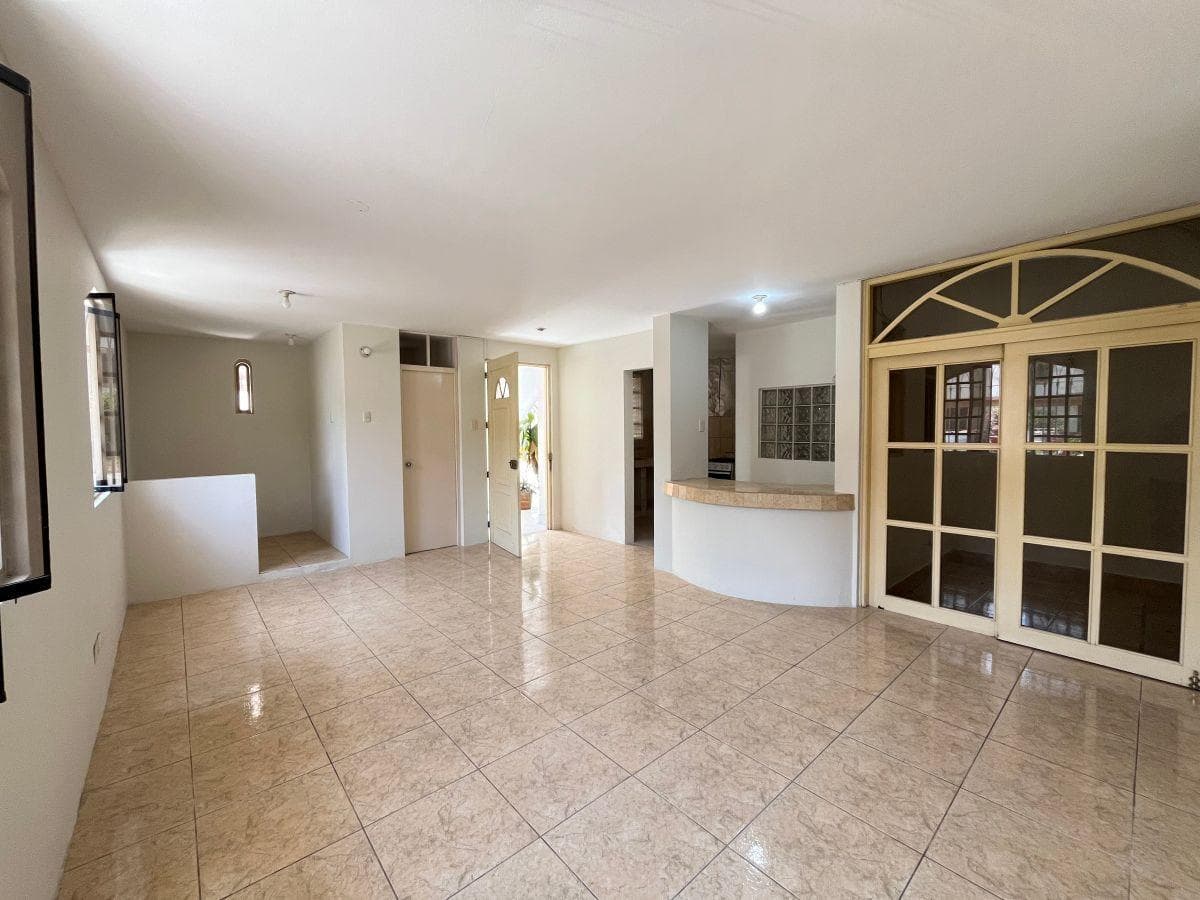 Departamento en venta en La Molina 1er piso con patio y cochera en zona residencial - 1