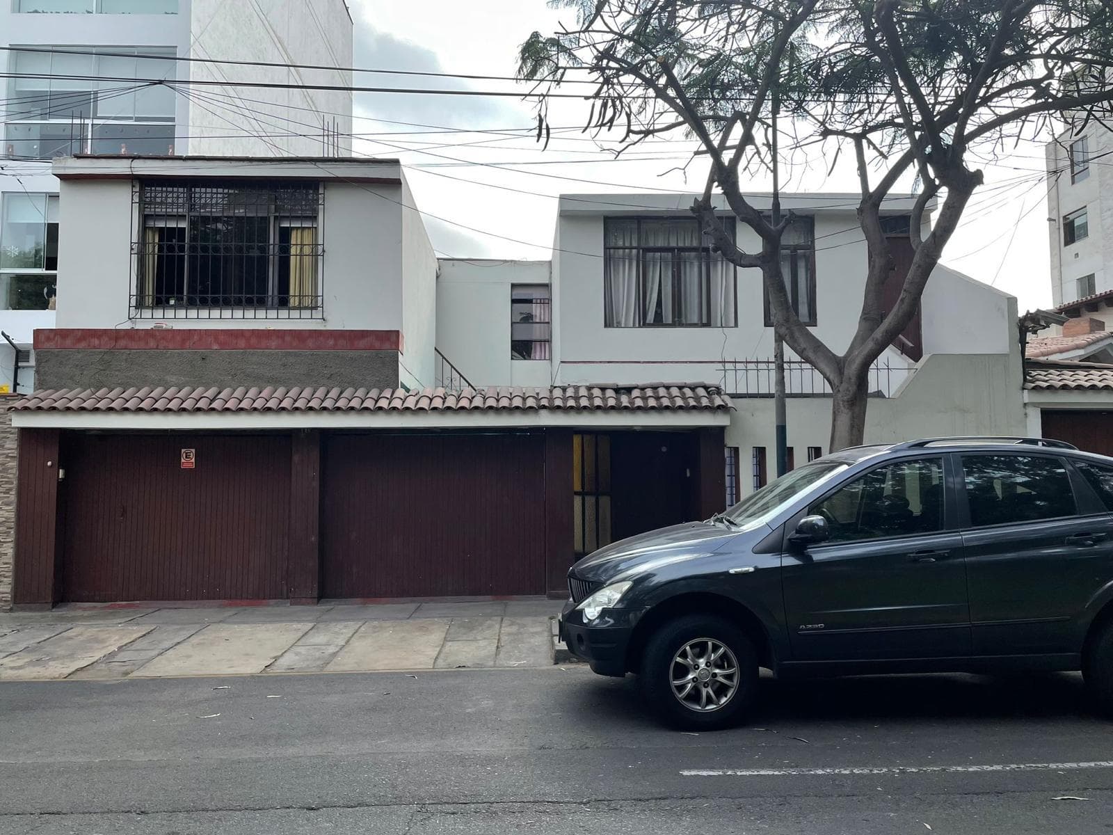 Se vende casa como terreno frente a parque - 1