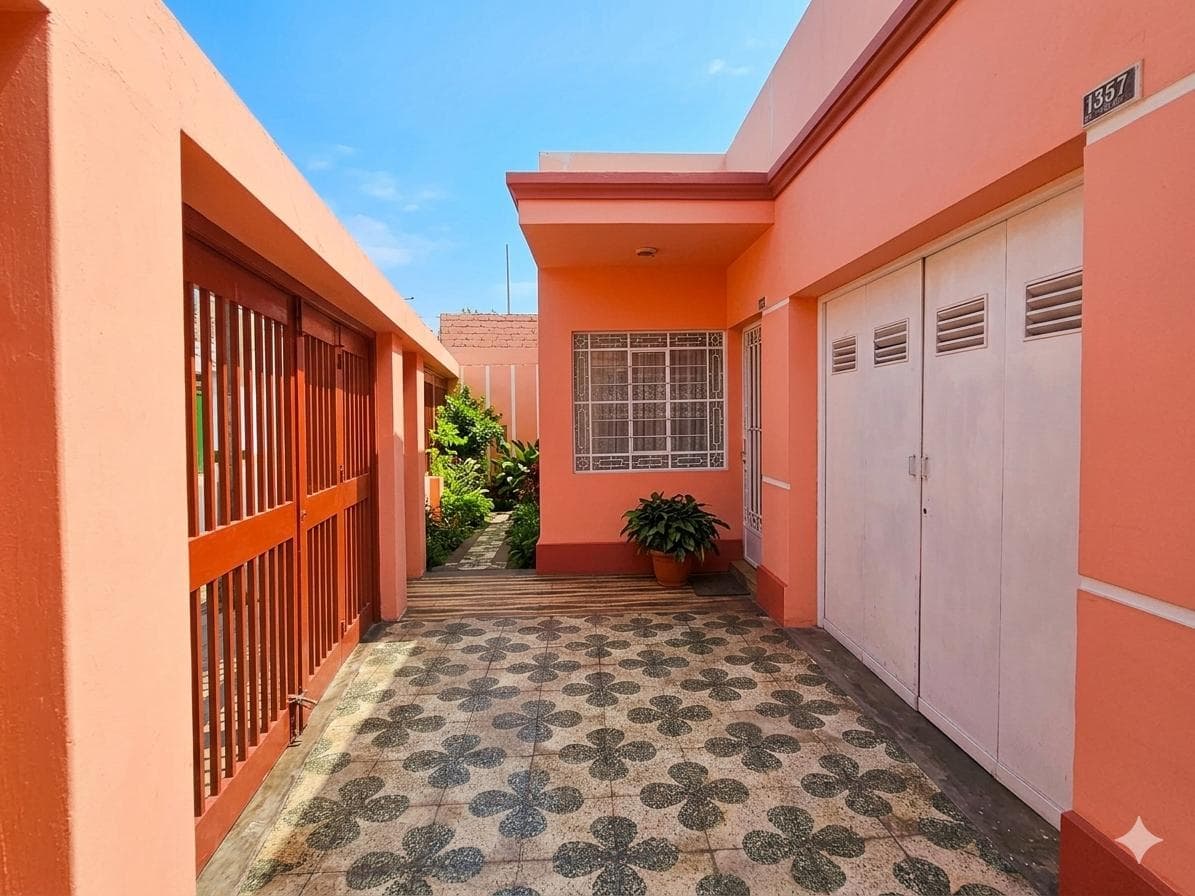Casa Como Terreno En Excelente Ubicacion Av. Sta. Rosa C/ La Paz - La Perla - 1