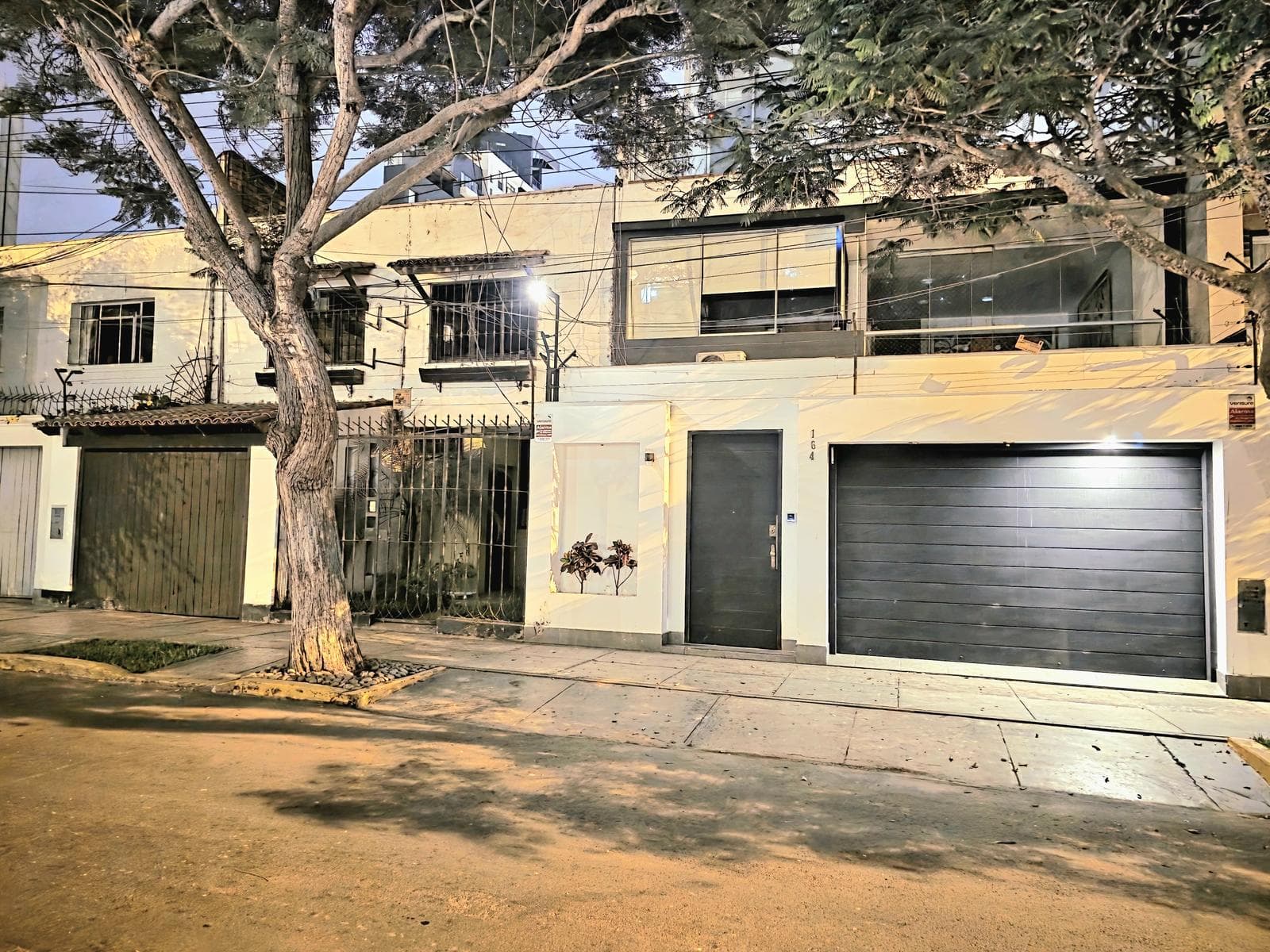 Venta de dos casas juntas como terreno en Miraflores, inversión asegurada - 1