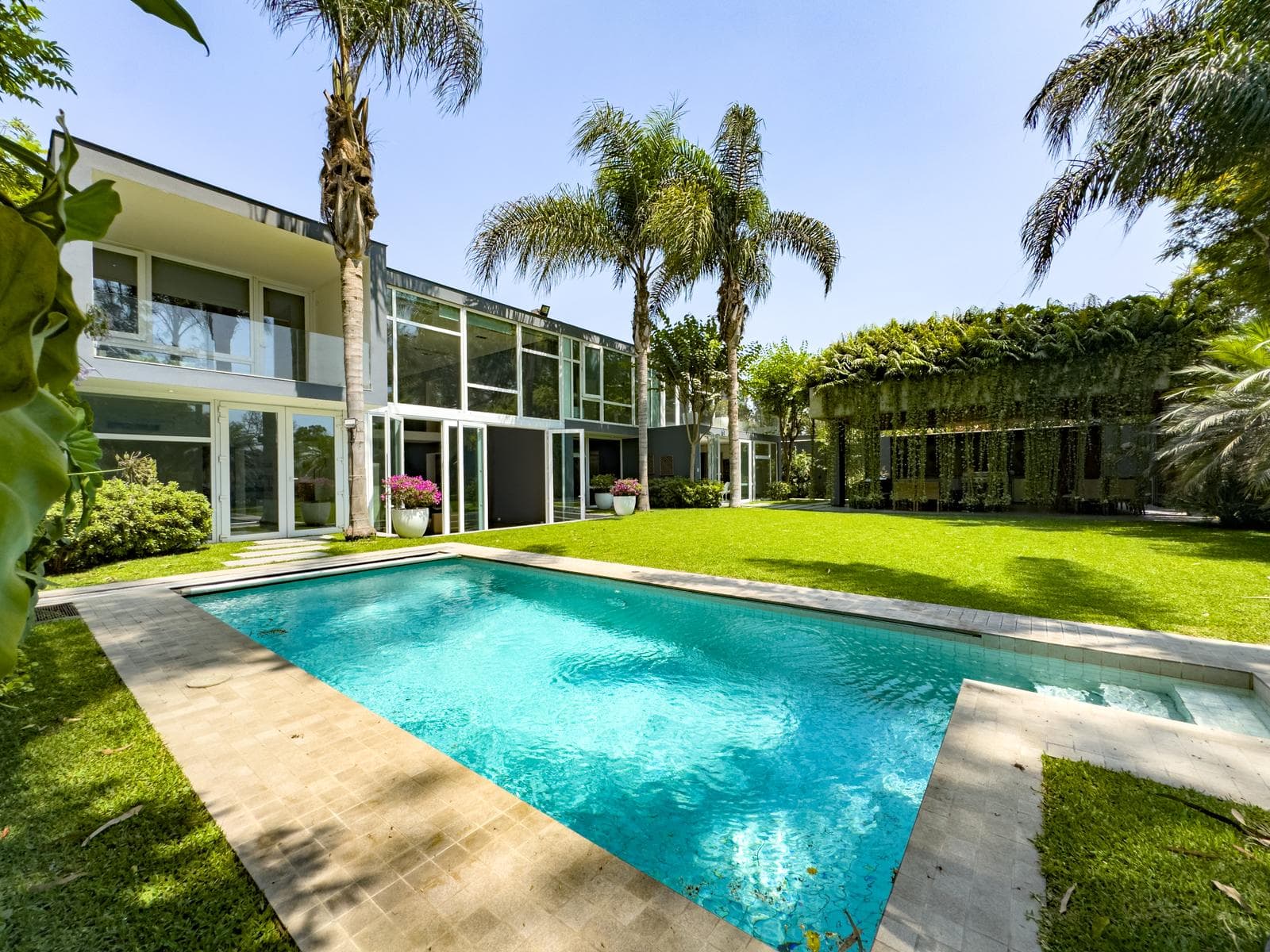 Casa de Lujo en Venta Frente al Golf de la Planicie - 1
