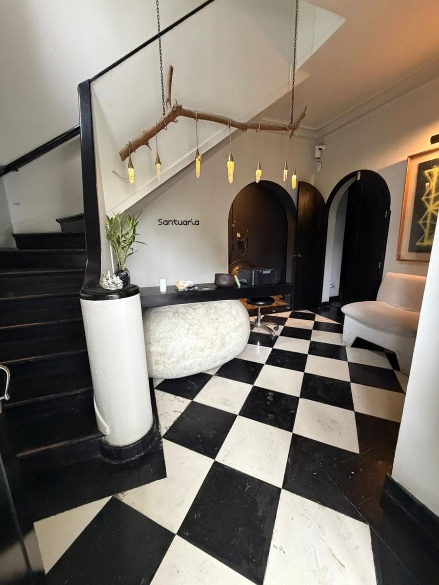 HERMOSA CASA EN VENTA EN MIRAFLORES - 1