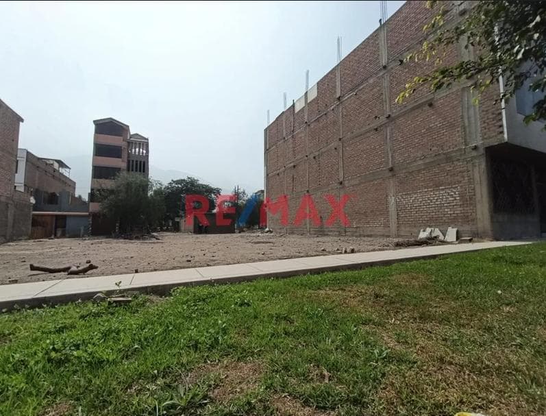 Terreno En Venta En Chosica – 130 M² Con Doble Frente Frente A Parque - 1