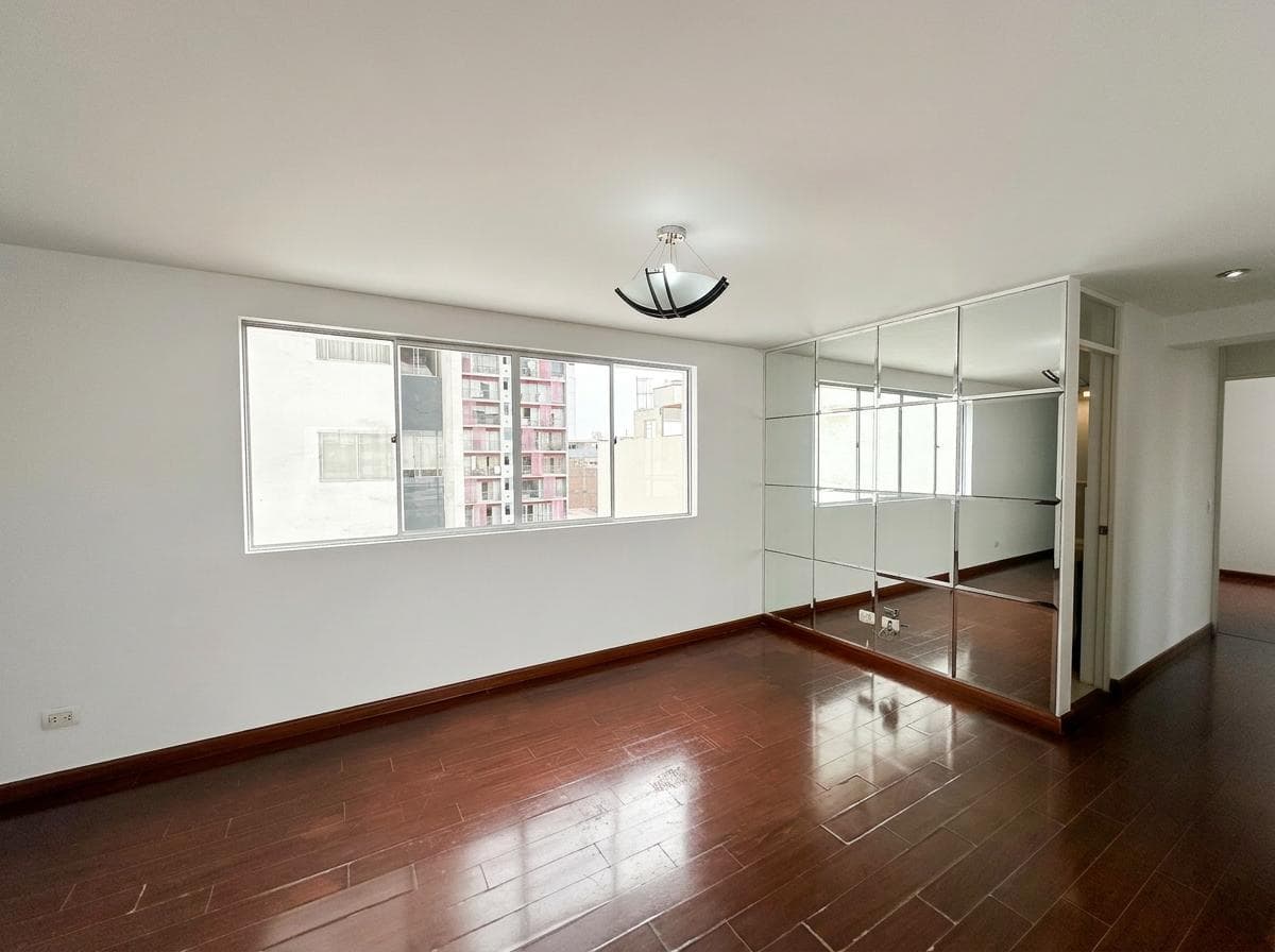 VENTA DE DEPARTAMENTO CON COCHERA Y DEPÓSITO EN MAGDALENA DEL MAR - 1